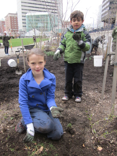 Our young volunteers delighted in finding healthy worms during our Family Volunteer Day.